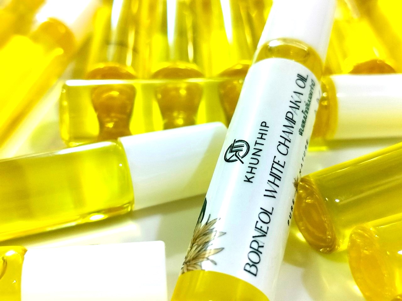 พิมเสนแท้ชนิดน้ำ กลิ่นจำปี คุณทิพย์ 10 มล. (Khunthip White Champaka Camphor Borneol 10ml) ในรูปแบบโรลออน