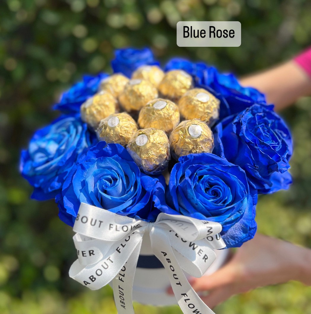 Ferrero Rocher Ecuador Rose Box กล่องดอกกุหลาบเอกวาดอร์ สีน้ำเงิน นำเข้า คัด Size พร้อมตกแต่ง Ferrero Rocher จำนวน 10 ลูก สามารถเปลี่ยนสีได้