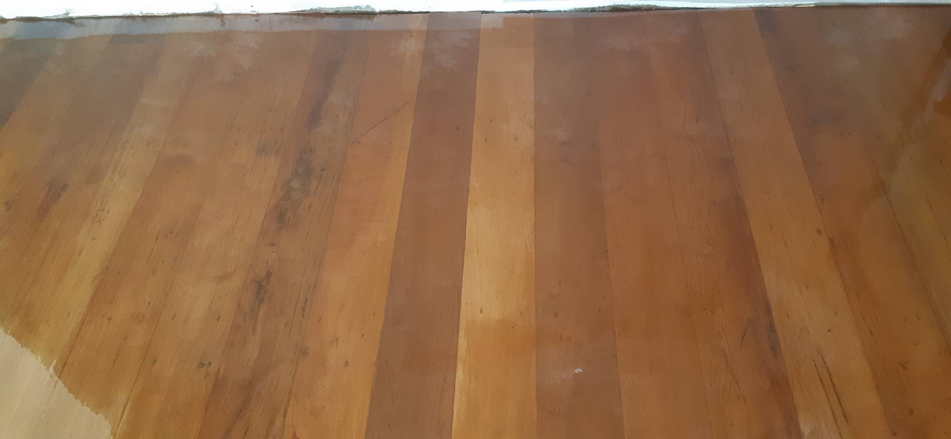 ช่างซ่อมพื้นไม้ปาร์เก้