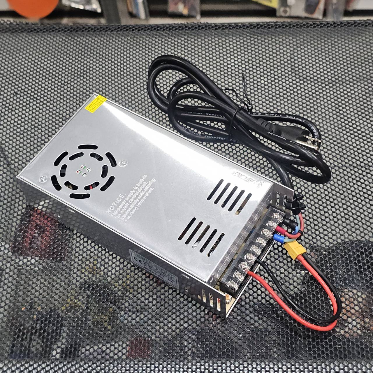 สวิทชิ่ง 12V 30A ต่อปลั๊กพร้อมใช้งาน ขั้ว XT60 สำหรับ จ่ายไฟให้เครื่องชาท หรือ จะนำไปใช้ในด้านอื่นๆก็ได้