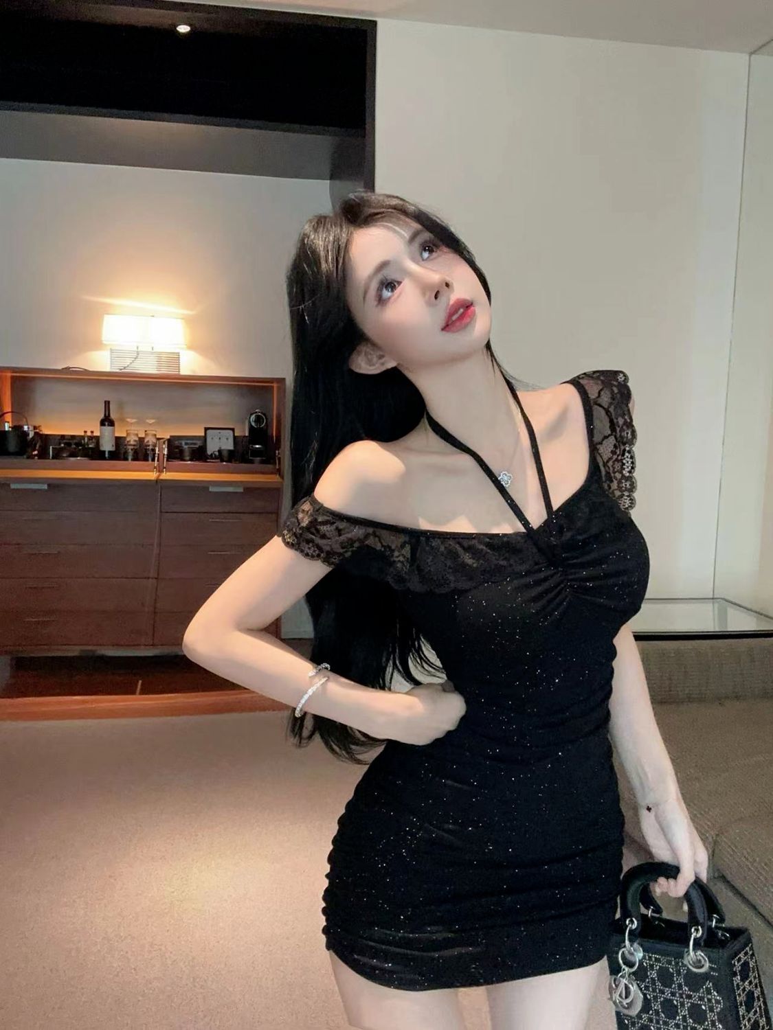 ชุดเดรสสั้น เเขนลูกไม้ กากเพชร เข้ารูป รหัส CN2372 พร้อมส่งด่วนในไทย