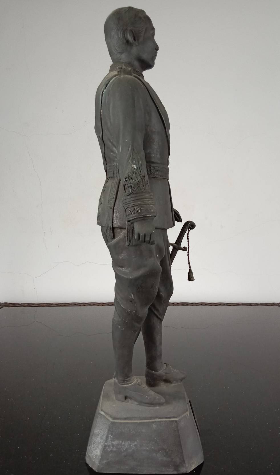 31.พระบรมรูปหล่อในหลวงรัชกาลที่5 พระบาทสมเด็จพระจุลจอมเกล้าเจ้าอยู่หัว ทรงยืนฉลองพระองค์ในราชปะแตนประดับเครื่องราชอิสริยาภรณ์ นุ่งผ้าโจงกระเบนสวมรองเท้าหุ้มส้น คาดพระแสงกระบี่