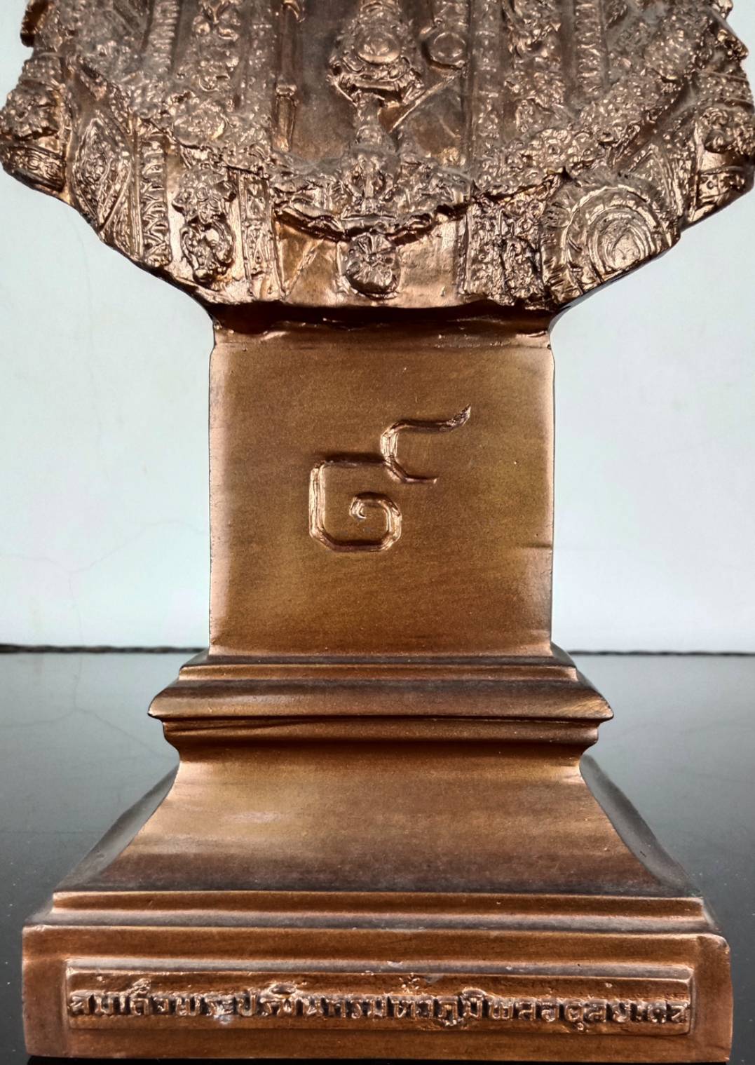 23.พระบรมรูปหล่อครึ่งพระองค์ในหลวงรัชกาลที่9 พระบาทสมเด็จพระปรมินทรมหาภูมิพลอดุลยเดช ฉลองพระองค์บรมราชภูษิตาภรณ์