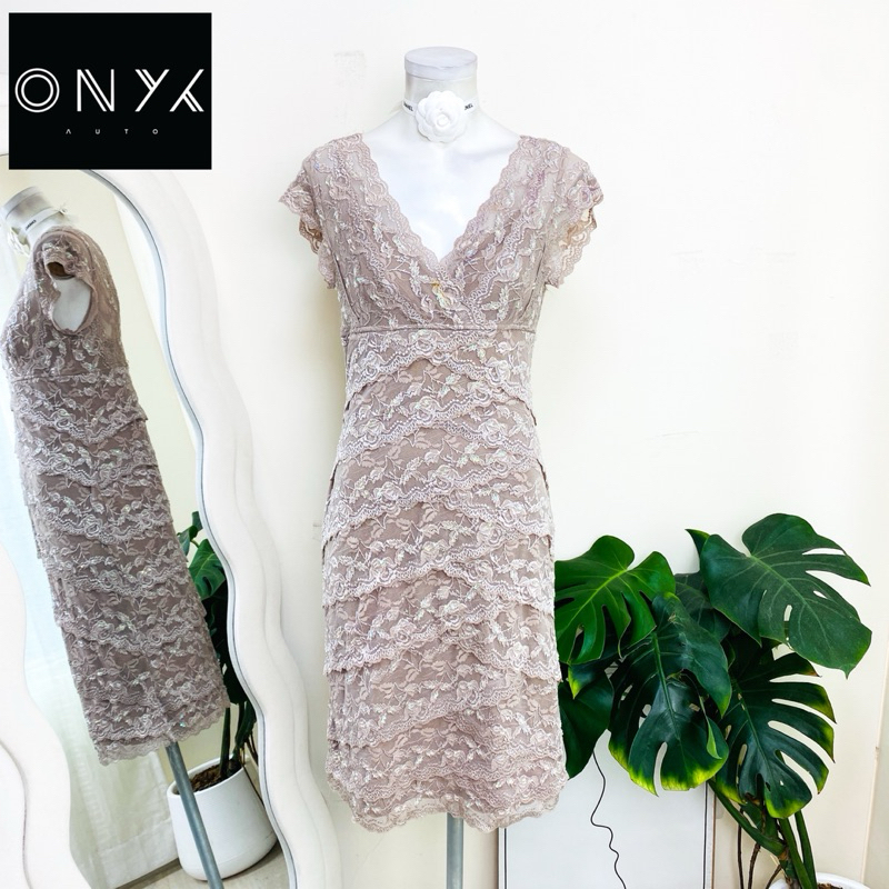ไซด์ S แบรนด์ ONYS แท้ 100%🌸เดรส แต่งระบายชั้นๆ งานเกล็ดวิบวับ พรีเมี่ยม สีโอวัลติน เดรสลูกไม้ เดรสออกงาน ชุดปาร์ตี้
