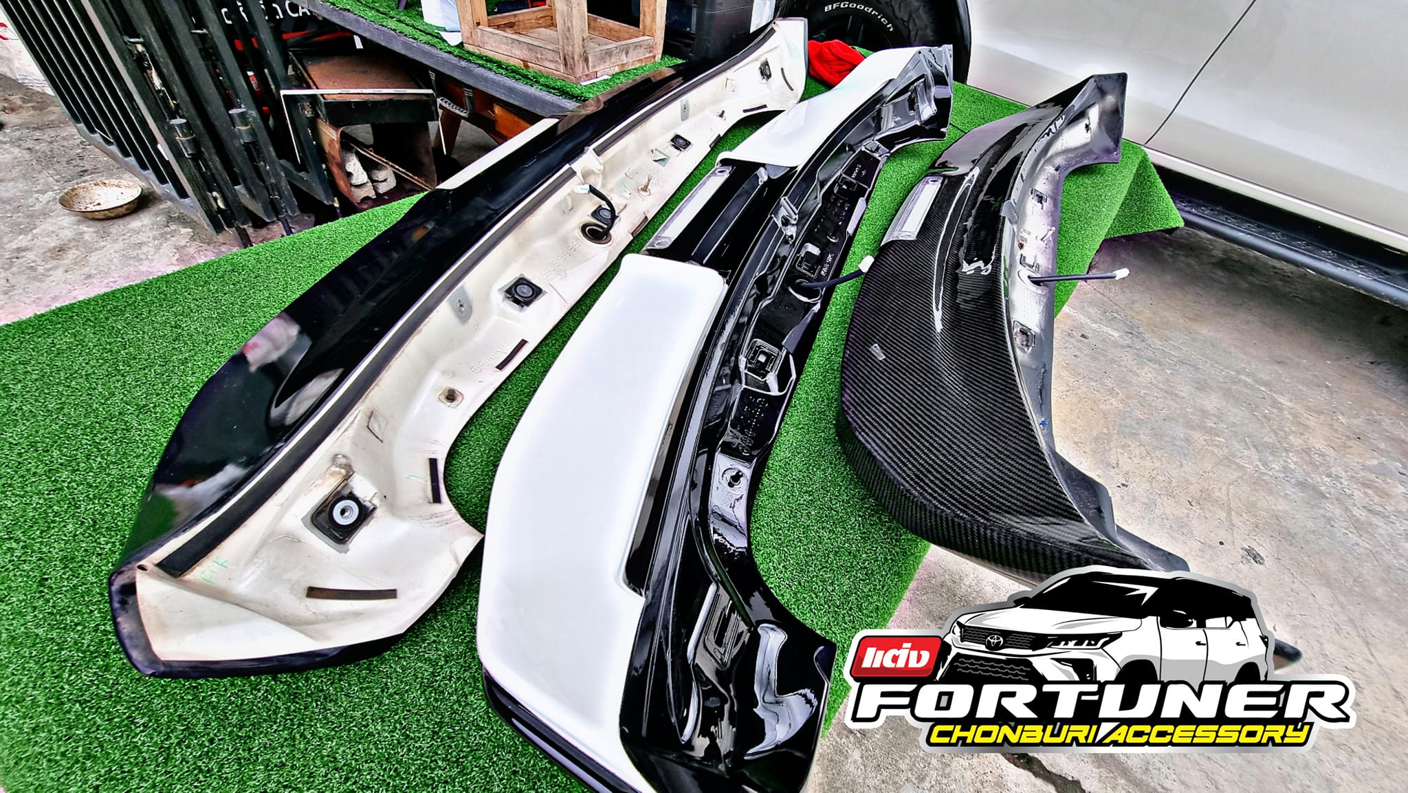 สปอยเลอร์หลังคา GRsport ขาว แดง ดำ โตโยต้า ฟอร์จูนเนอร์