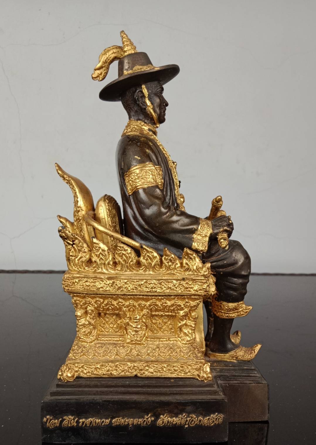 424.พระบรมรูปหล่อสมเด็จพระเจ้าตากสินมหาราช ทรงประทับนั่งบัลลังก์