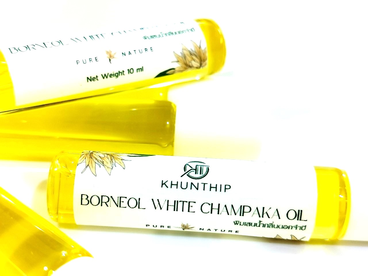 พิมเสนแท้ชนิดน้ำ กลิ่นจำปี คุณทิพย์ 10 มล. (Khunthip White Champaka Camphor Borneol 10ml) ในรูปแบบโรลออน