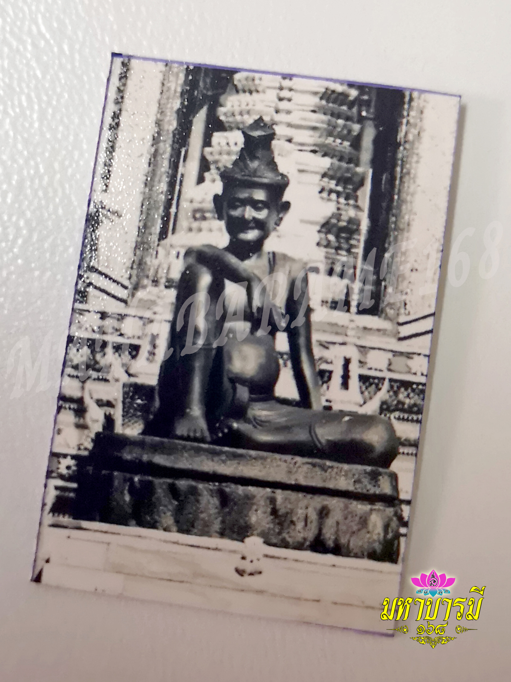 รูปถ่ายปู่ฤาษีวังหน้าด้านหลังจารอักขระยันต์ ปี 2565 โดย ครูตุ๋ย นามเครือ (鲁士照片 BE 2565 做 阿贊对 楠柯 (白衣师傅) - Thai Hermit Photo BE 2565 by KruTui Namkrue)