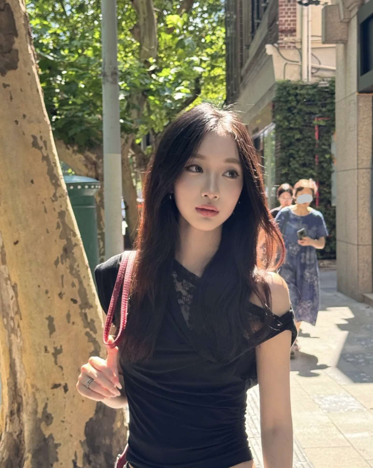 ส่งด่วนในไทย เสื้้อครอป ปาดไหล่ แต่งลูกไม้ พร้อมส่ง CN8190