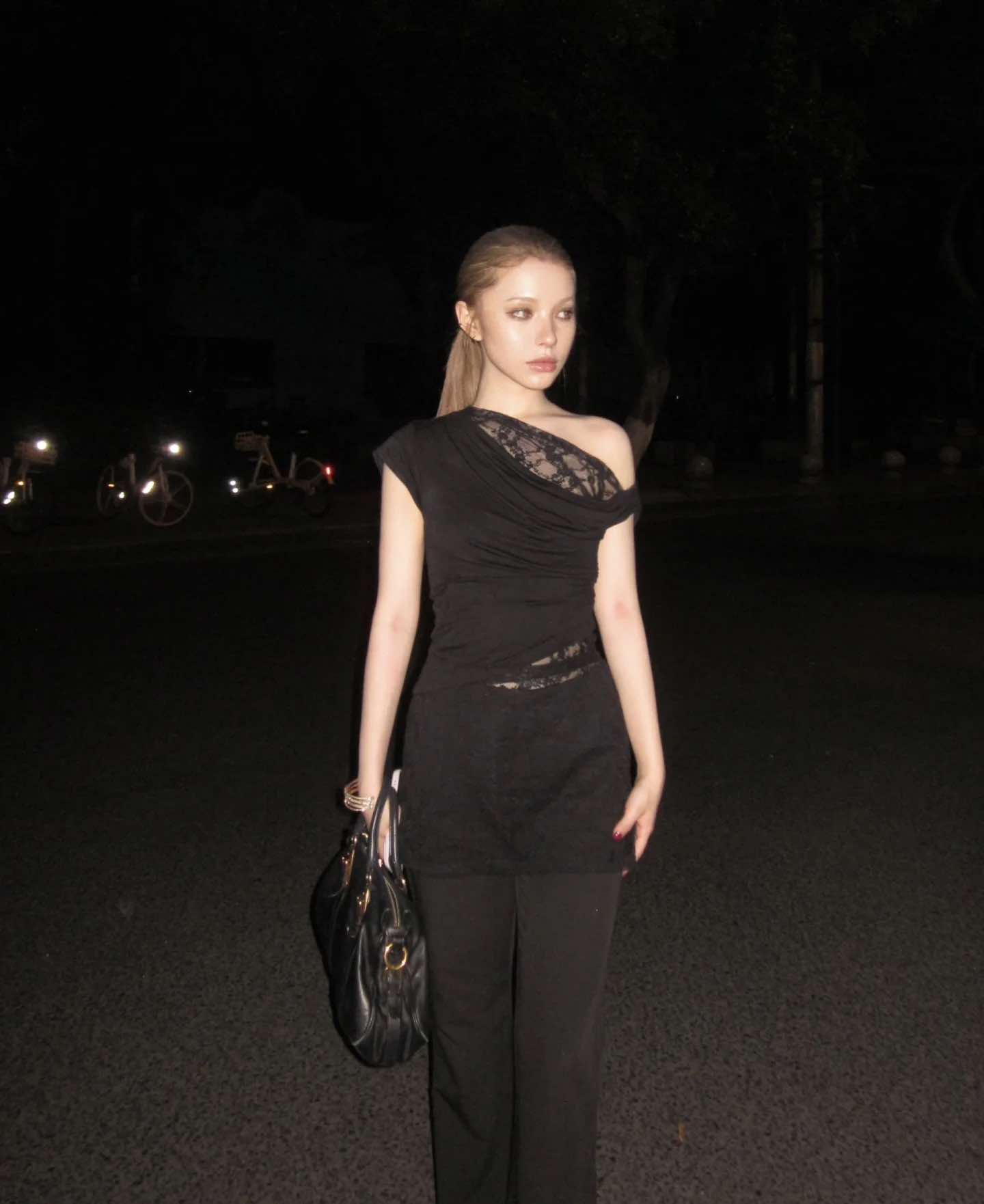 ส่งด่วนในไทย เสื้้อครอป ปาดไหล่ แต่งลูกไม้ พร้อมส่ง CN8190