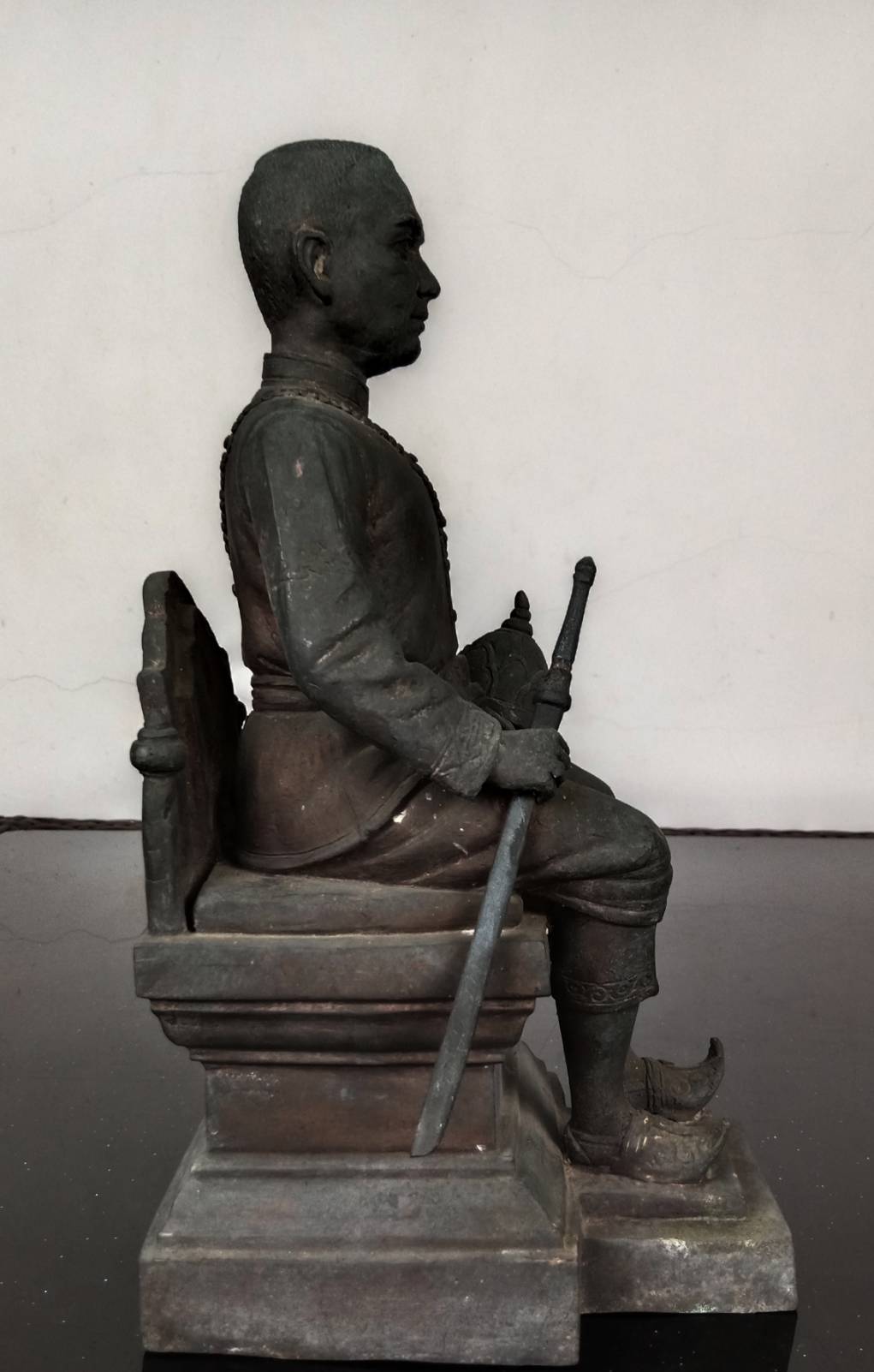 500.พระบรมรูปหล่อสมเด็จพระบวรราชเจ้ามหาสุรสิงหนาท(บุญมา) หรือสมเด็จเจ้าพ่อปากคลองตลาดทรงประทับนั่งบัลลังก์