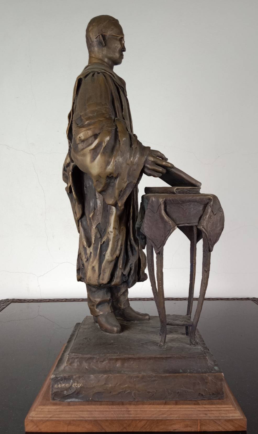 112.พระบรมรูปหล่อในหลวงรัชกาลที่9 พระบาทสมเด็จพระปรมินทรมหาภูมิพลอดุลยเดช ฉลองพระองค์ครุยดุษฎีบัณฑิตกิตติมศักดิ์ของสถาบันบัณฑิตพัฒนบริหารศาสตร์ ประทับยืน