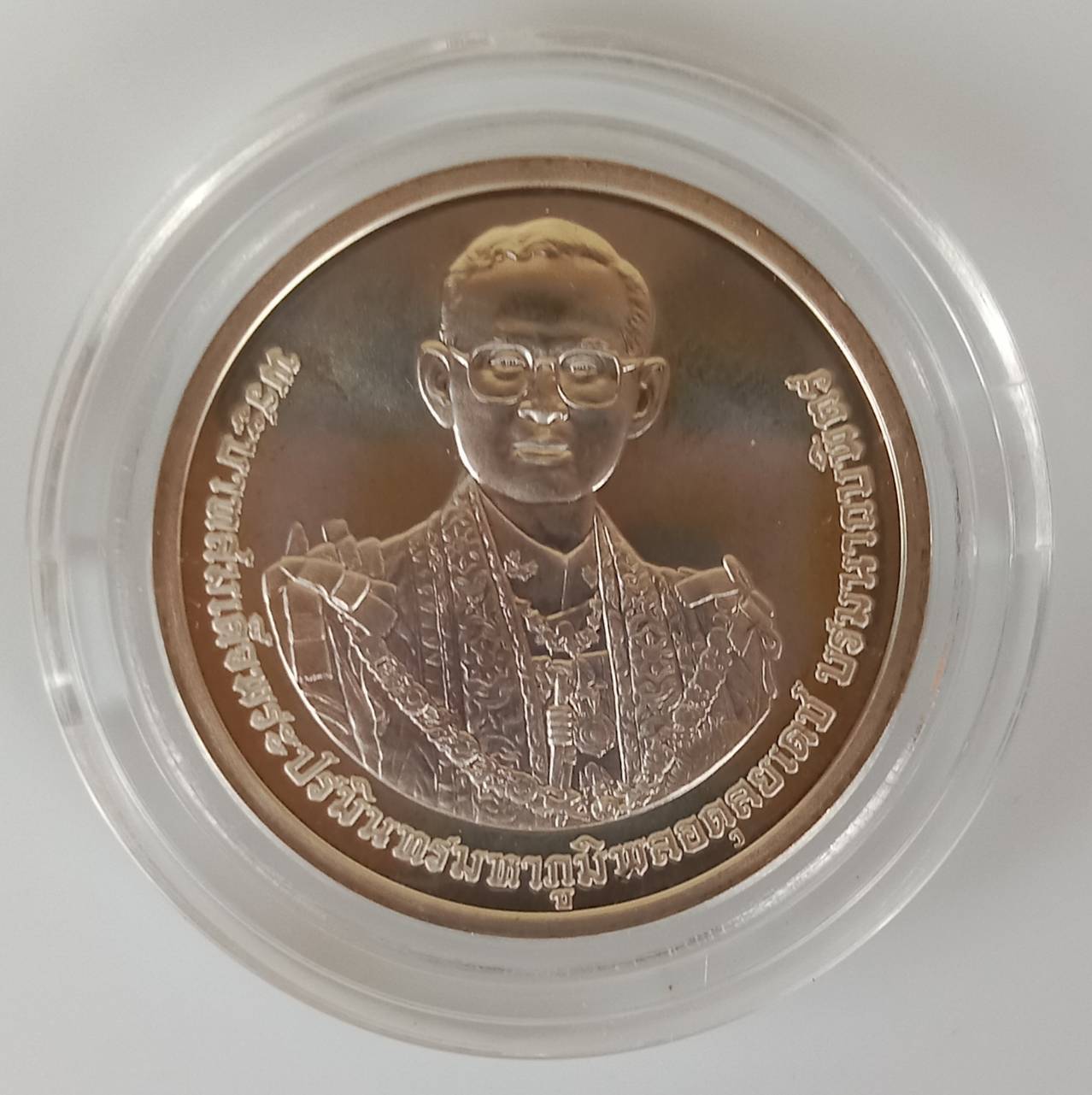 199.เหรียญเงินขัดเงาที่ระลึกในโอกาสการพระราชพิธีถวายพระเพลิงพระบรมศพพระบาทสมเด็จพระปรมินทรมหาภูมิพลอดุลยเดชบรมนาถบพิตร วันพฤหัสบดีที่ 26 ตุลาคม พุทธศักราช 2560 พร้อมใบเซอร์และกล่อง