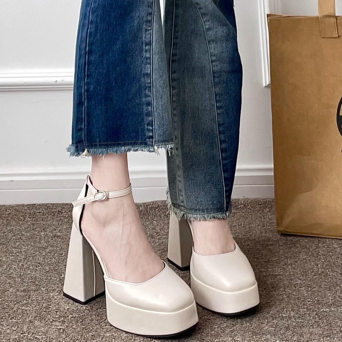 รองเท้าส้นสูง พื้นหนา รองเท้าบาร์บี้ สีเบจ สูง 5 นิ้ว รหัส SH901