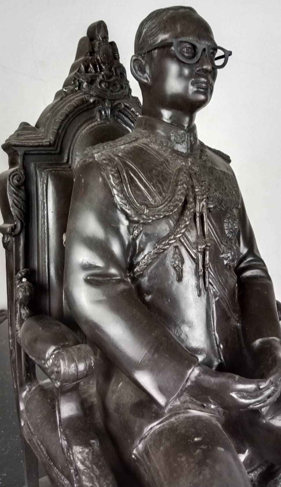 58.พระบรมรูปหล่อในหลวงรัชกาลที่9 พระบาทสมเด็จพระปรมินทรมหาภูมิพลอดุลยเดช ทรงประทับนั่งบัลลังก์