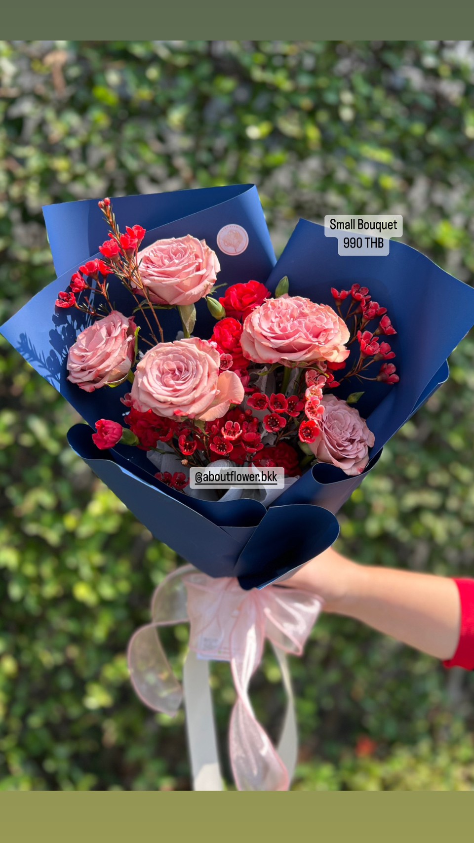 Small Bouquet Spray Rose โทนชมพู-แดง จำนวน 4 ดอก พร้อมตกแต่ง สามารถเปลี่ยนสีได้