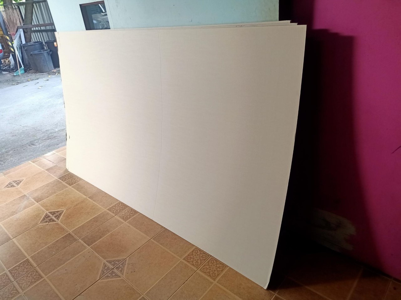 กระดาษลูกฟูก 3 ชั้น ขนาด 120x240 cm กระดาษ i125/m ราคา 95 บาท/แผ่น บรรจุ10แผ่น/แพ็ค