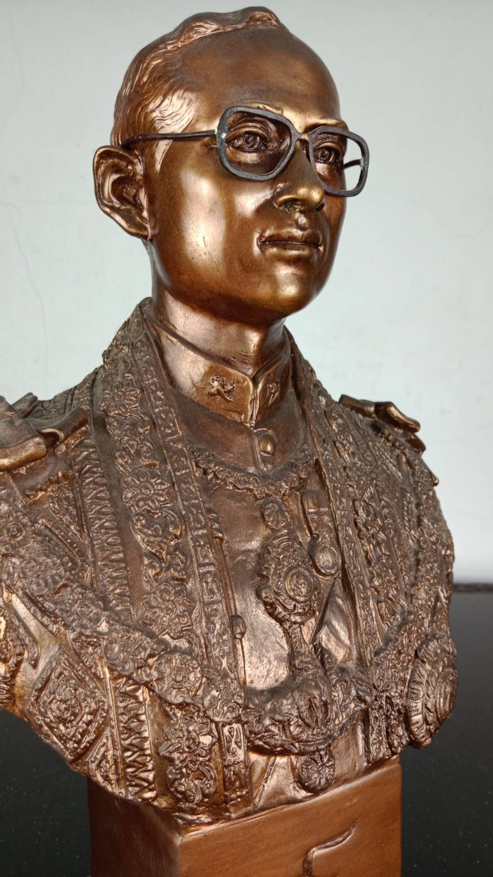 23.พระบรมรูปหล่อครึ่งพระองค์ในหลวงรัชกาลที่9 พระบาทสมเด็จพระปรมินทรมหาภูมิพลอดุลยเดช ฉลองพระองค์บรมราชภูษิตาภรณ์