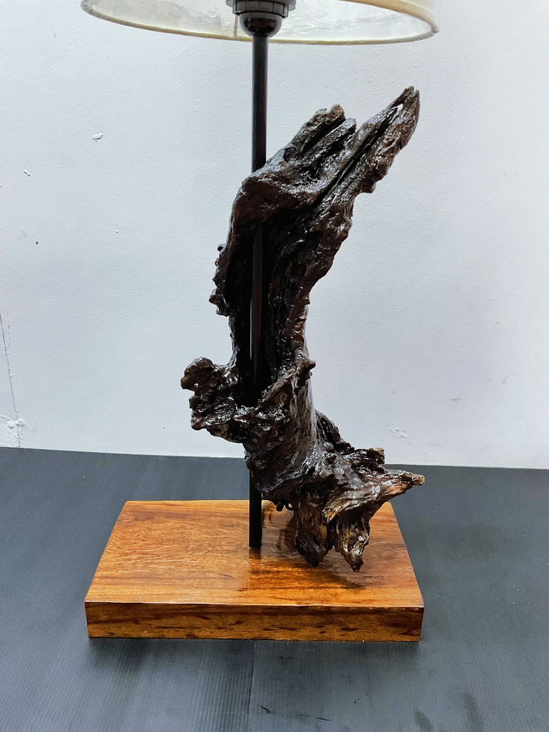 โคมไฟตั้งโต๊ะ แก่นรากไม้ สินค้า Handmade มีชิ้นเดียว Table lamp WOOD LED E27X1