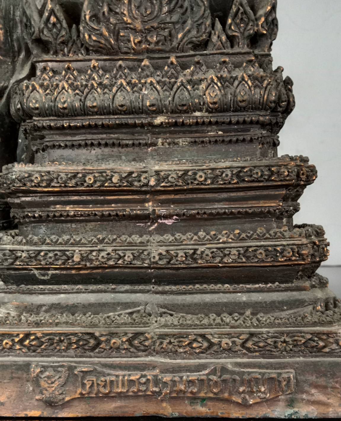 32.พระบรมรูปหล่อในหลวงรัชกาลที่9 พระบาทสมเด็จพระปรมินทรมหาภูมิพลอดุลยเดช ทรงประทับบนพระที่นั่งราชยานพุดตานทอง