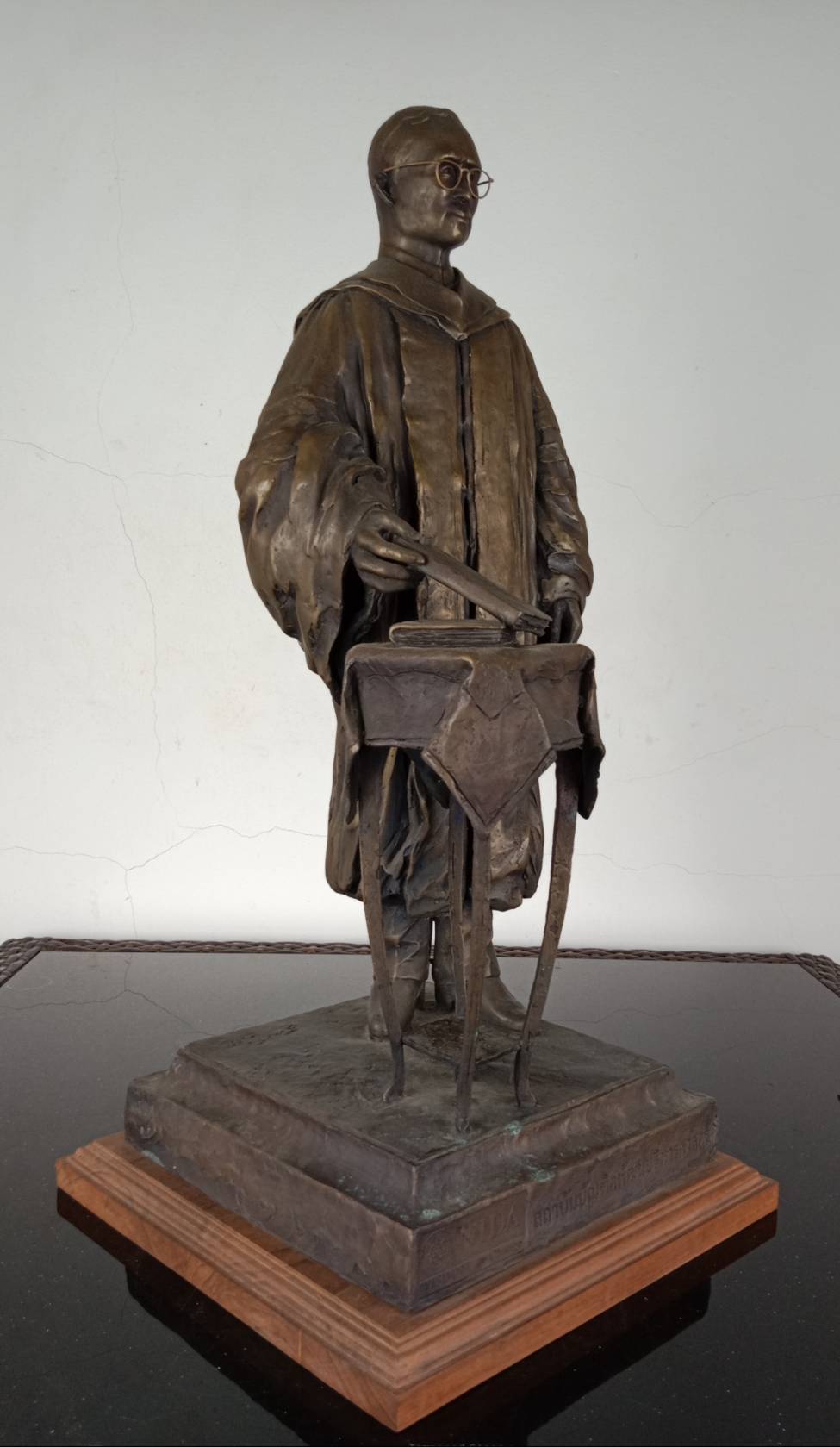 112.พระบรมรูปหล่อในหลวงรัชกาลที่9 พระบาทสมเด็จพระปรมินทรมหาภูมิพลอดุลยเดช ฉลองพระองค์ครุยดุษฎีบัณฑิตกิตติมศักดิ์ของสถาบันบัณฑิตพัฒนบริหารศาสตร์ ประทับยืน