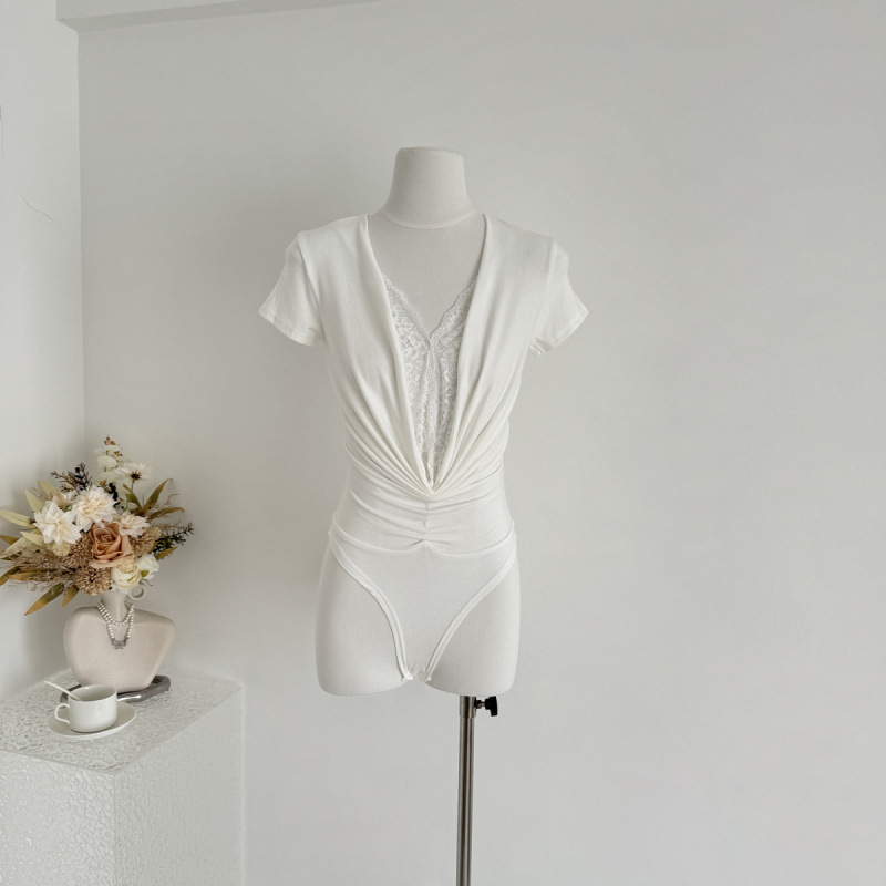 ส่งด่วนในไทย เสื้้อบอดี้สูท แต่งขอบลูกไม้ แหวกหน้าอก พร้อมส่ง CN7561