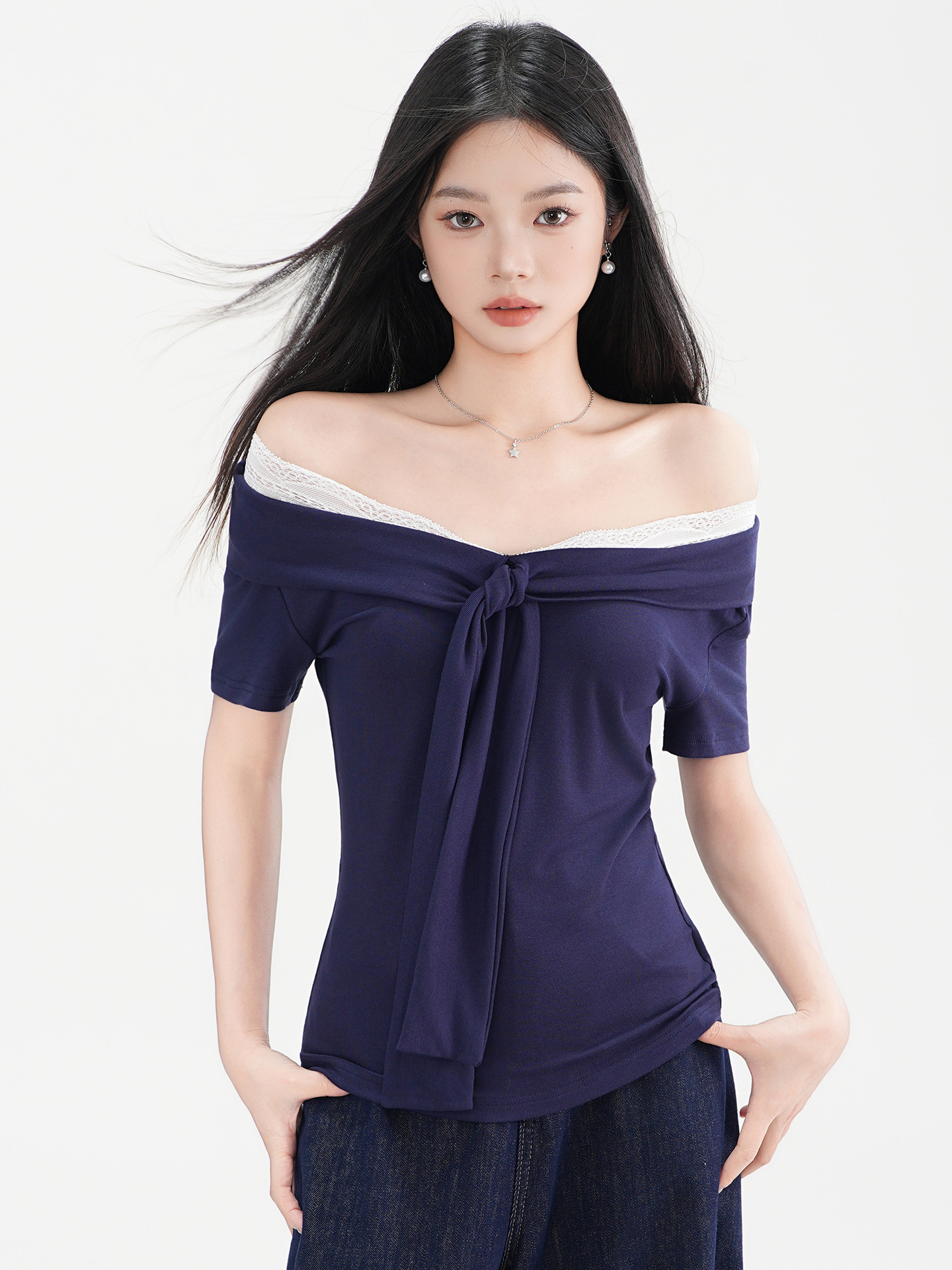 ส่งด่วนในไทย เสื้้อครอป ปาดไหล่ แต่งลูกไม้ พร้อมส่ง CN6904