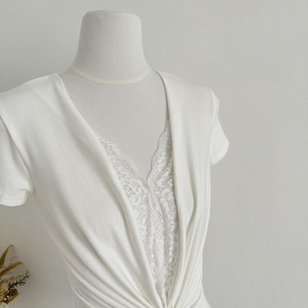 ส่งด่วนในไทย เสื้้อบอดี้สูท แต่งขอบลูกไม้ แหวกหน้าอก พร้อมส่ง CN7561