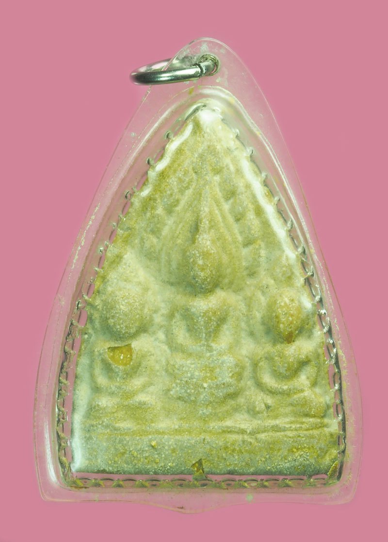 A5506 พระสามเลี่ยมพลาสติกเก่าหลายปี เนื้อผงน้ำมัน ไม่ทราบที่และปีสร้าง 9