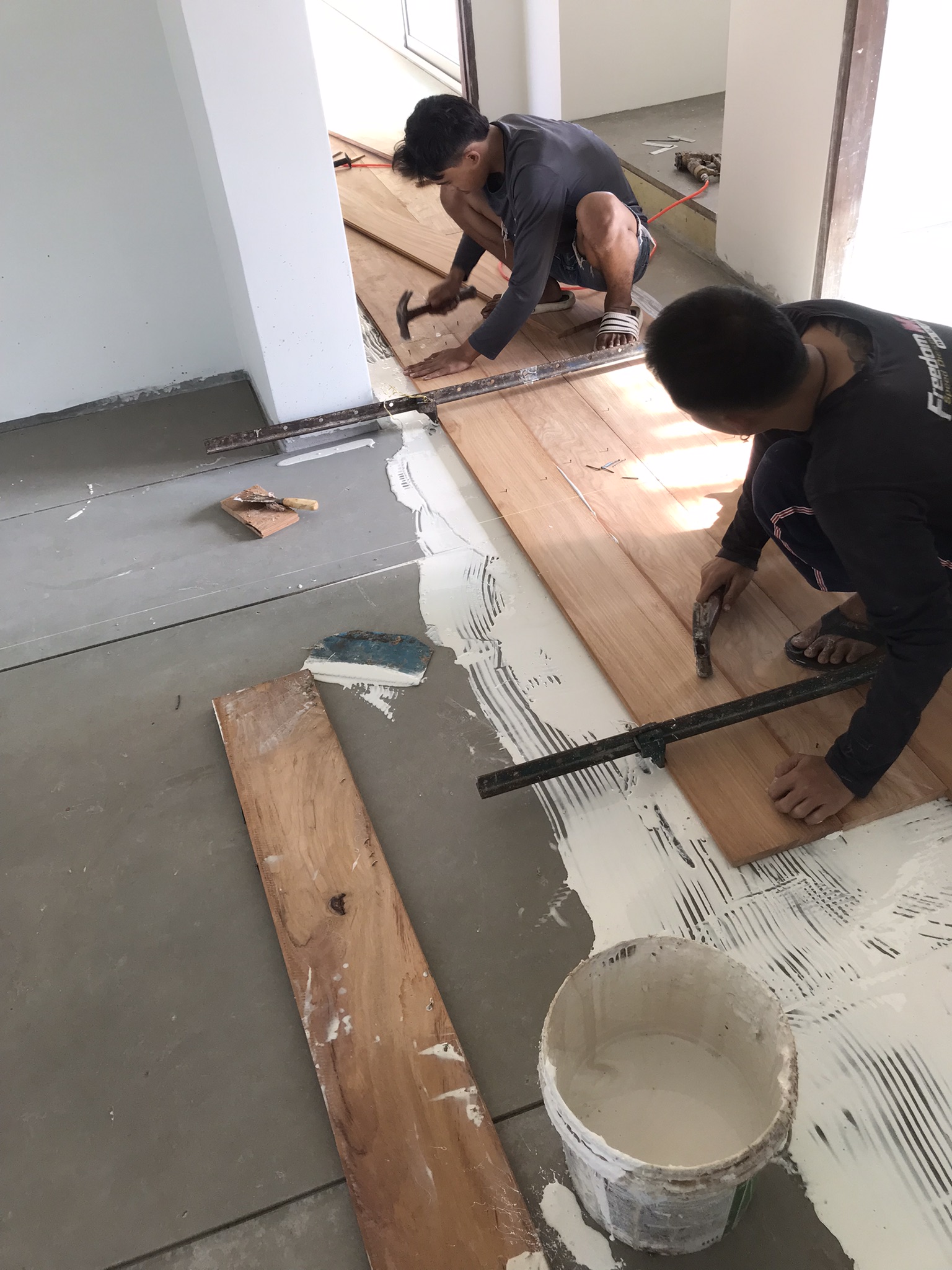 ช่างซ่อมพื้นไม้ปาร์เก้