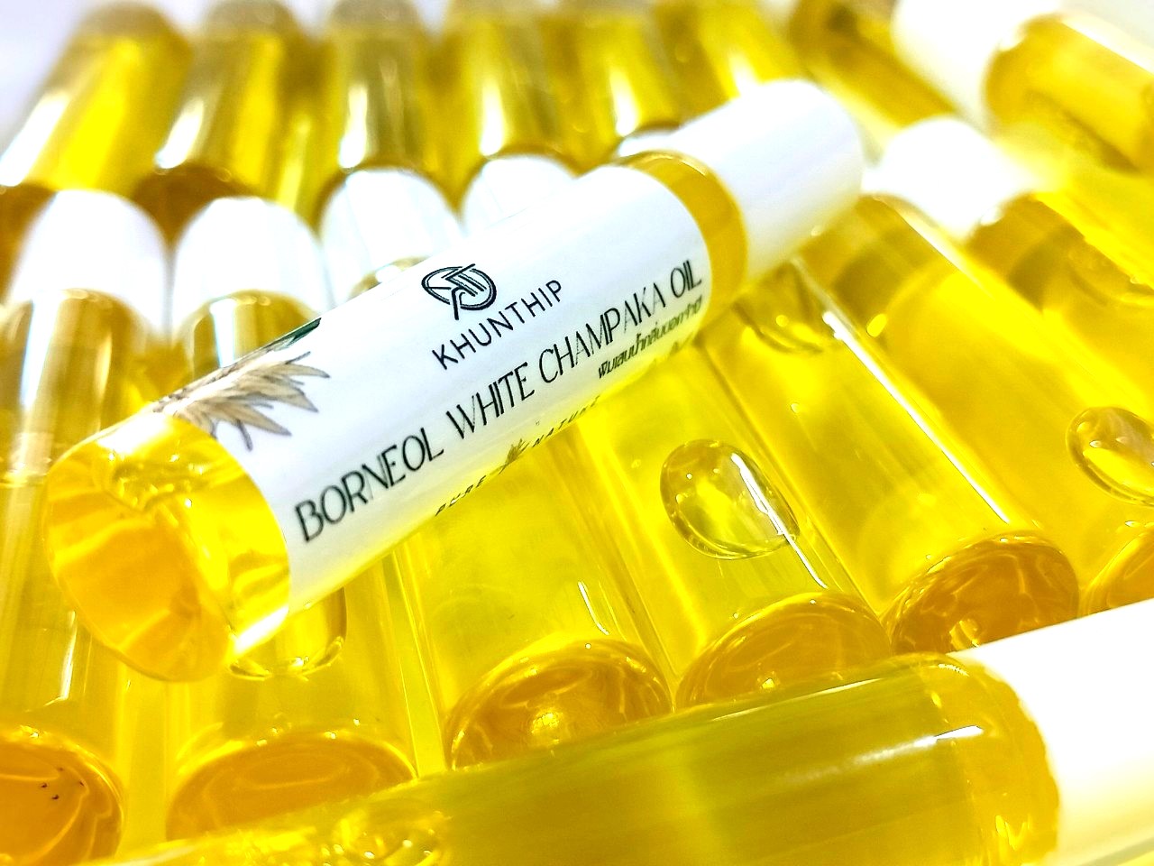 พิมเสนแท้ชนิดน้ำ กลิ่นจำปี คุณทิพย์ 10 มล. (Khunthip White Champaka Camphor Borneol 10ml) ในรูปแบบโรลออน