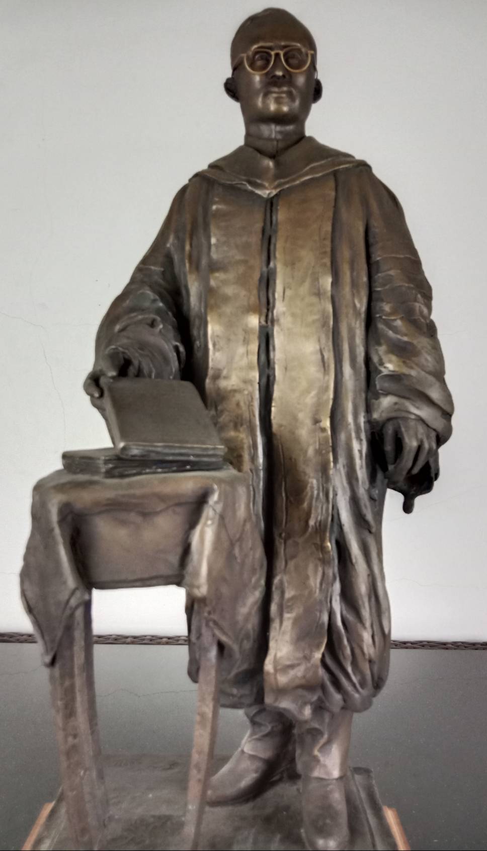 112.พระบรมรูปหล่อในหลวงรัชกาลที่9 พระบาทสมเด็จพระปรมินทรมหาภูมิพลอดุลยเดช ฉลองพระองค์ครุยดุษฎีบัณฑิตกิตติมศักดิ์ของสถาบันบัณฑิตพัฒนบริหารศาสตร์ ประทับยืน