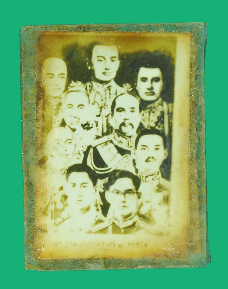 A5749 รูปถ่ายอัดกระจก ในหลวงเก้ารัชกาล หลังพระประจำวัน ไม่ทราบที่และปีสร้าง 4