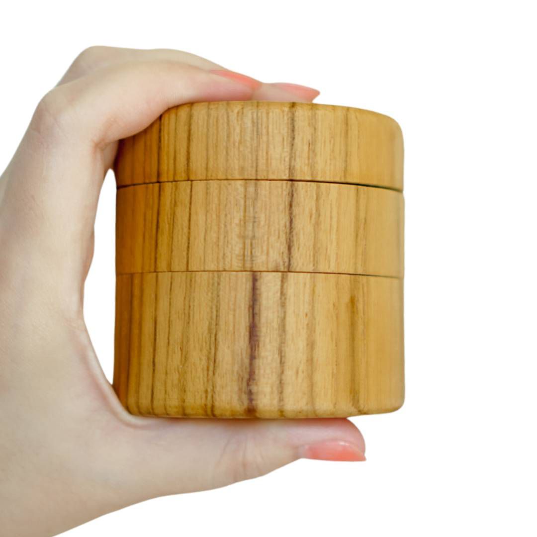 ที่บดสมุนไพร 3 ชั้น Ojas Grinder 3 Layers -Teak Herb Grinder 3 Layers - ไม่มีค่าจัดส่งเพิ่ม