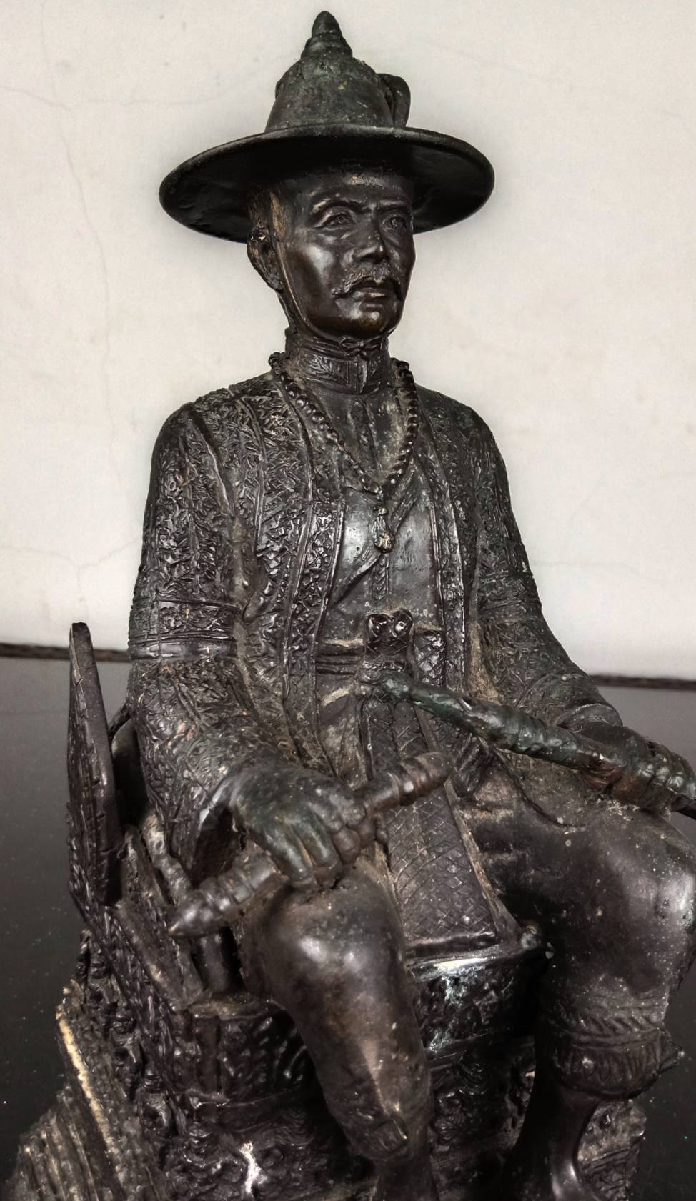 437.พระบรมรูปหล่อสมเด็จพระเจ้าตากสินมหาราช ทรงประทับนั่งบัลลังก์