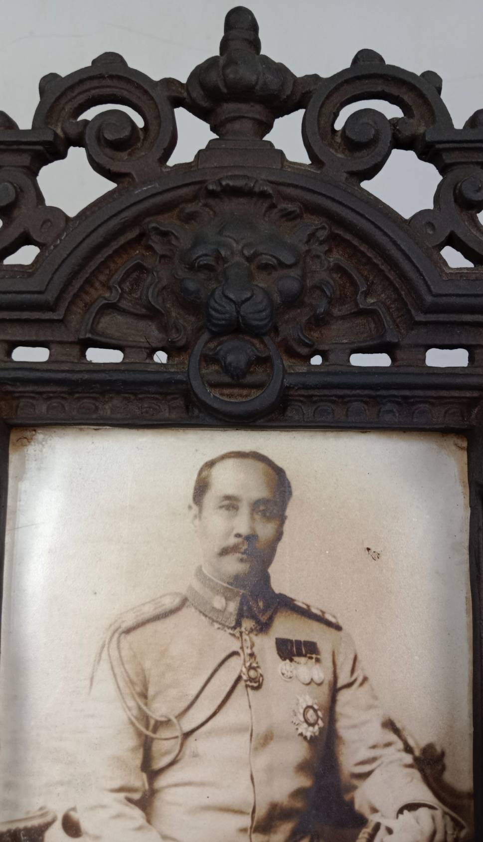 485.กรอบรูปโลหะพระบรมฉายาลักษณ์ในหลวงรัชกาลที่5 พระบาทสมเด็จพระปรมินทรมหาจุฬาลงกรณ์ พระจุลจอมเกล้าเจ้าอยู่หัว