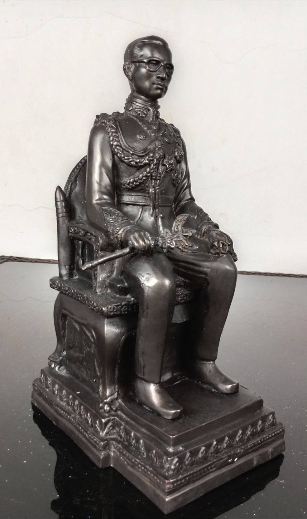 571.พระบรมรูปหล่อในหลวงรัชกาลที่ 9 พระบาทสมเด็จพระปรมินทรมหาภูมิพลอดุลยเดช ทรงประทับนั่งบัลลังก์