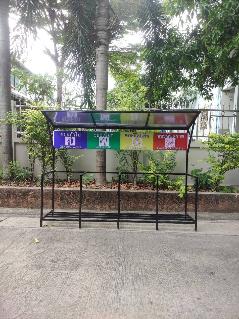 แท่นวางถังขยะ กทม. 240 ลิตร ขนาด 4 ช่อง มีป้ายแผงหลัง