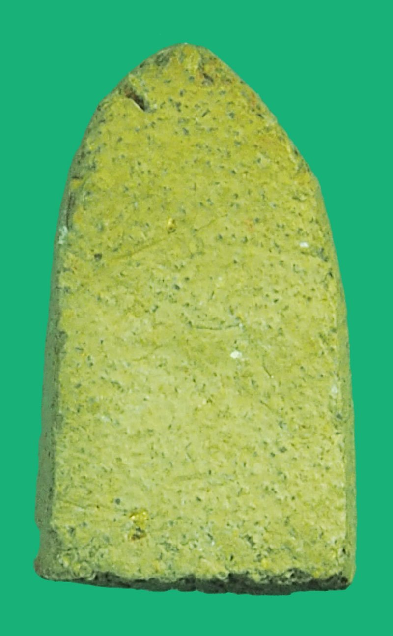 A5364 พระชัยวัฒน์ครึ่งซีก เนื้อดินผสมผง ไม่ทราบที่ และปีสร้าง 3