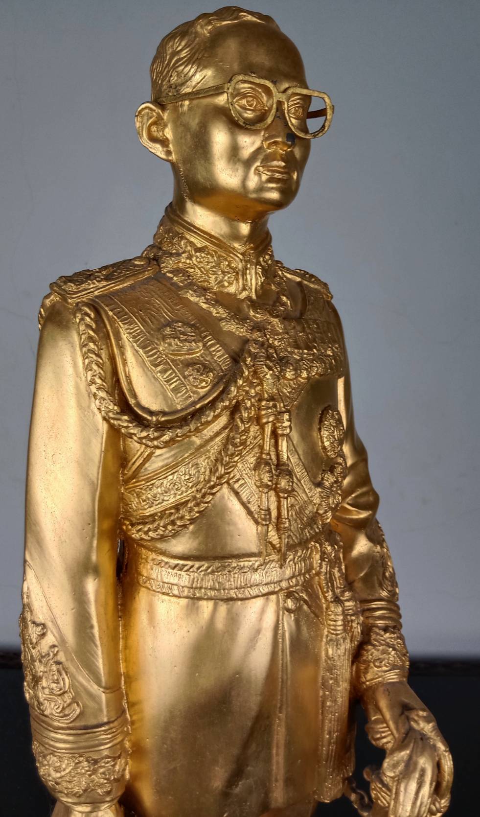 9.พระบรมรูปหล่อโลหะในหลวงรัชกาลที่9 พระบาทสมเด็จพระปรมินทรมหาภูมิพลอดุลยเดช(ทอง)
