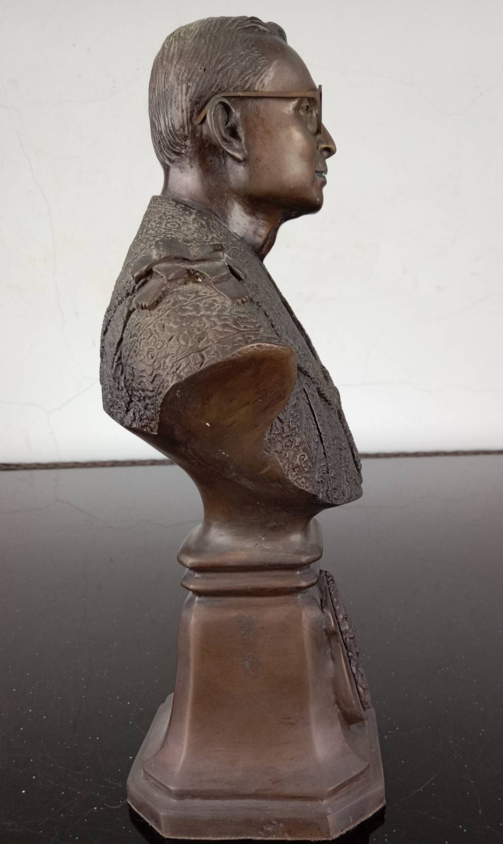 4.พระบรมรูปหล่อครึ่งพระองค์ในหลวงรัชกาลที่9 พระบาทสมเด็จพระปรมินทรมหาภูมิพลอดุลยเดช ฉลองพระองค์บรมราชภูษิตาภรณ์