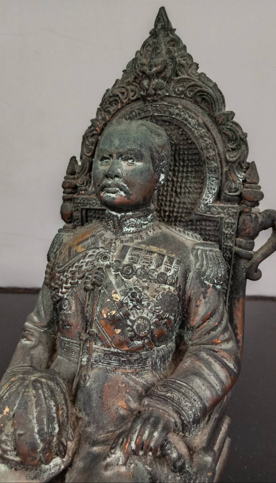 580.พระบรมรูปหล่อในหลวงรัชกาลที่ 5 พระบาทสมเด็จพระปรมินทรมหาจุฬาลงกรณ์ พระจุลจอมเกล้าเจ้าอยู่หัว ทรงประทับนั่งบัลลังก์