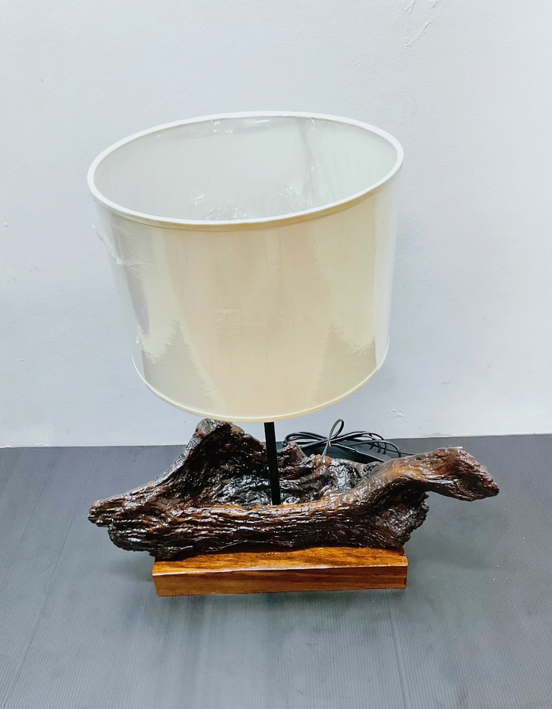 โคมไฟตั้งโต๊ะ แก่นรากไม้ สินค้า Handmade มีชิ้นเดียว Table lamp WOOD LED E27X1