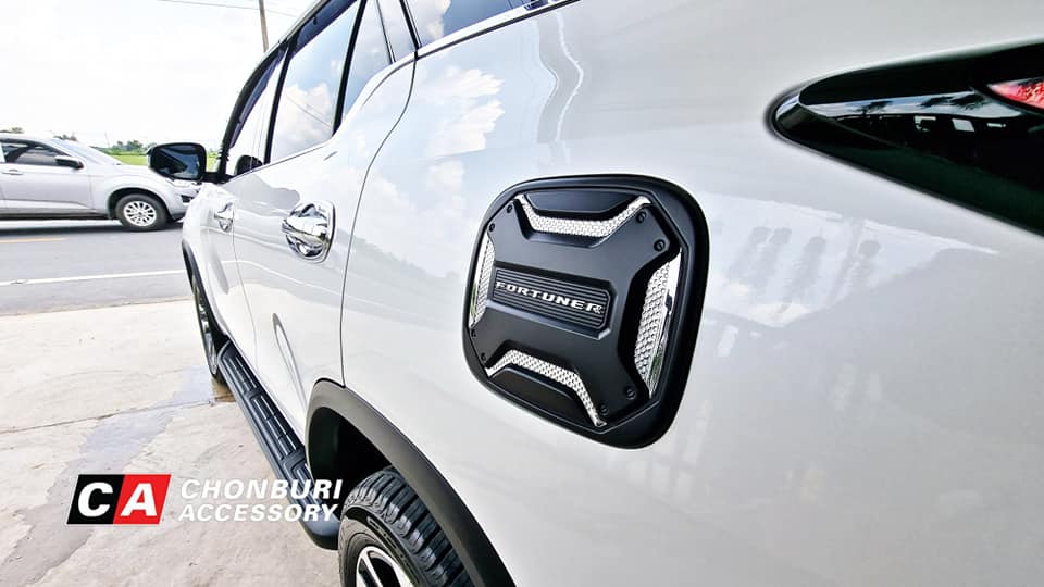 ชุดแต่งฝาปิดถังน้ำมันแท้ Toyota ฟอร์จูนเนอร์