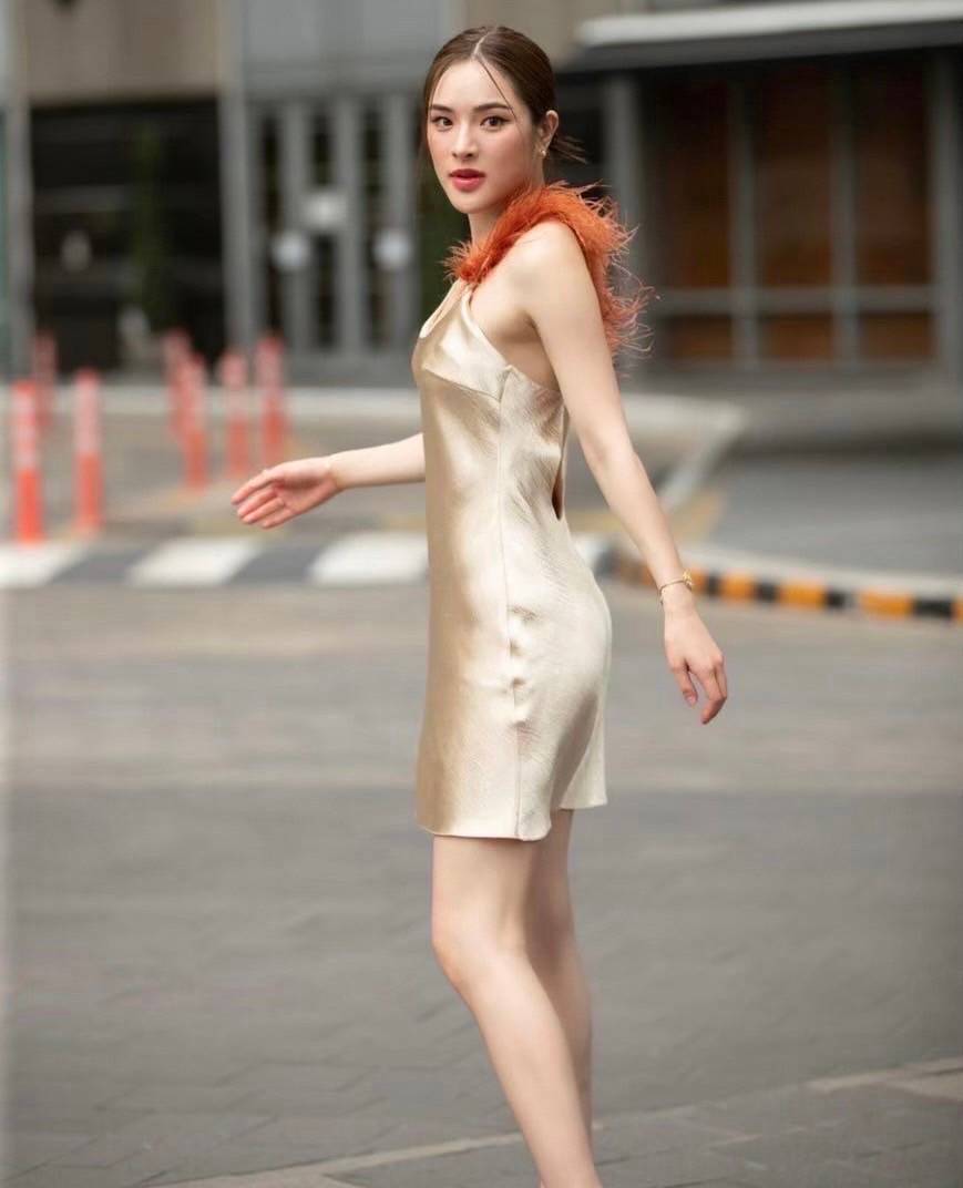 🧧 S 🧧 RAMI-PAPHA เดรสโทนสีสวยหรู สายด้านซ้ายแต่งเป็นขนนกฟุ้งๆ🔥
