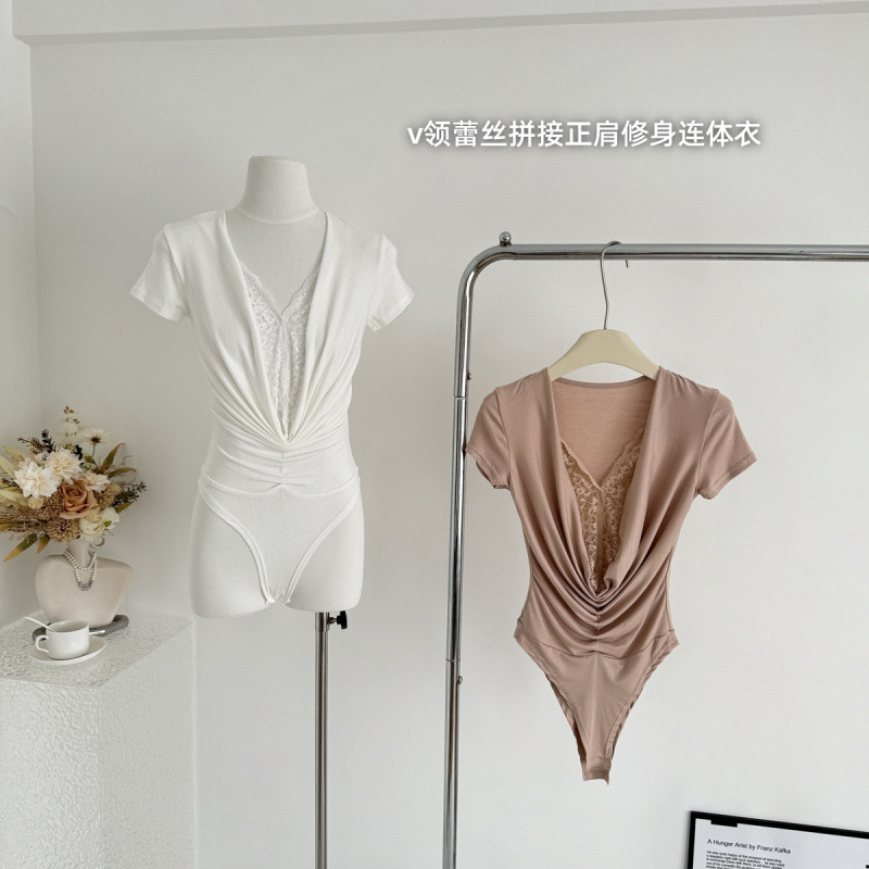 ส่งด่วนในไทย เสื้้อบอดี้สูท แต่งขอบลูกไม้ แหวกหน้าอก พร้อมส่ง CN7561