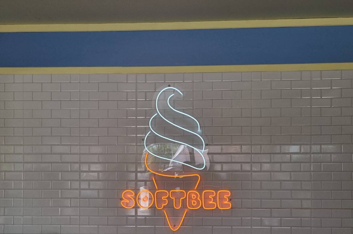 งานติดตั้งป้ายไฟนีออนดัดLED ป้าย SOFTBEE