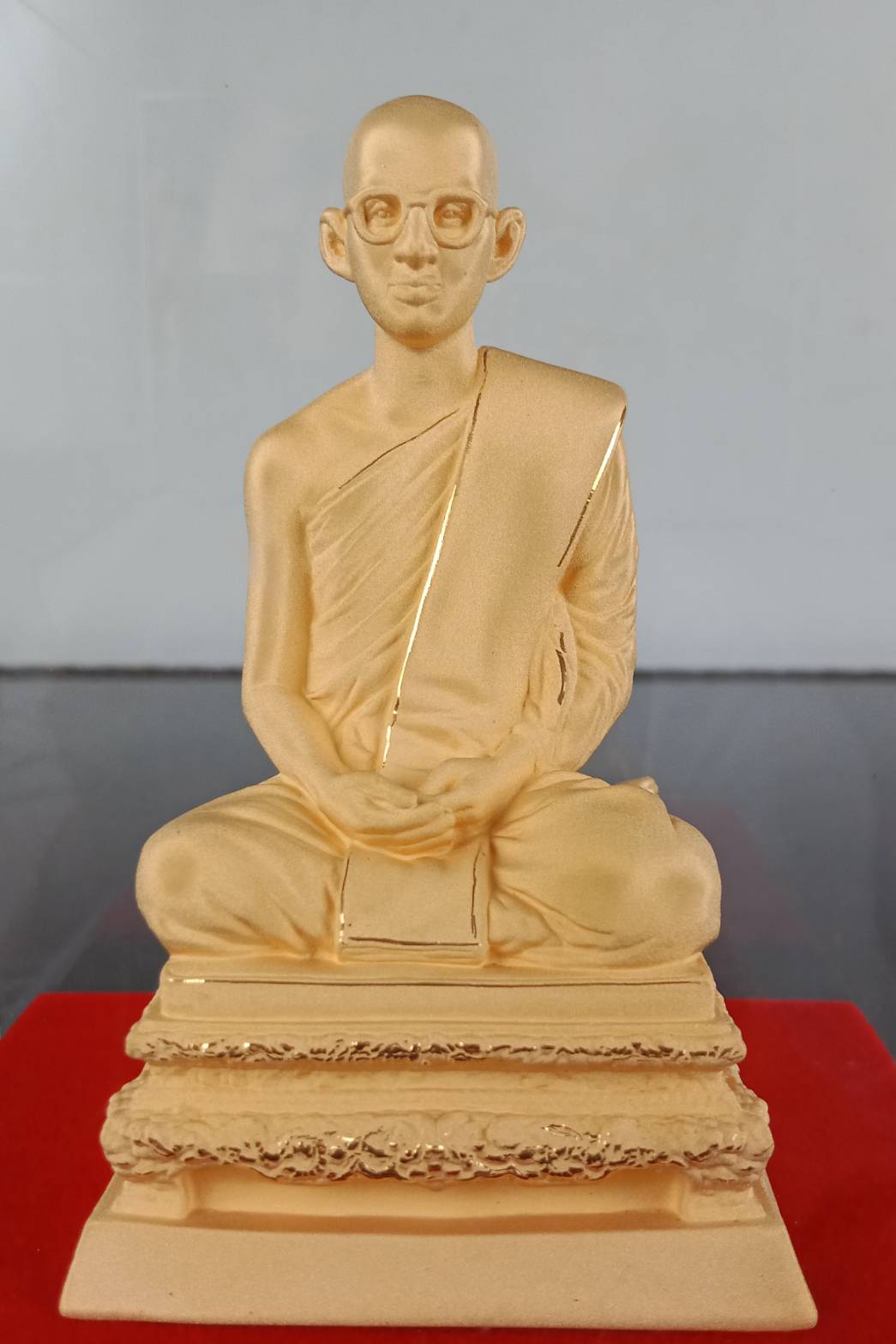 453.พระบรมรูปในหลวงรัชกาลที่9ทรงผนวช หุ้มทองคำแท้ 99.99%