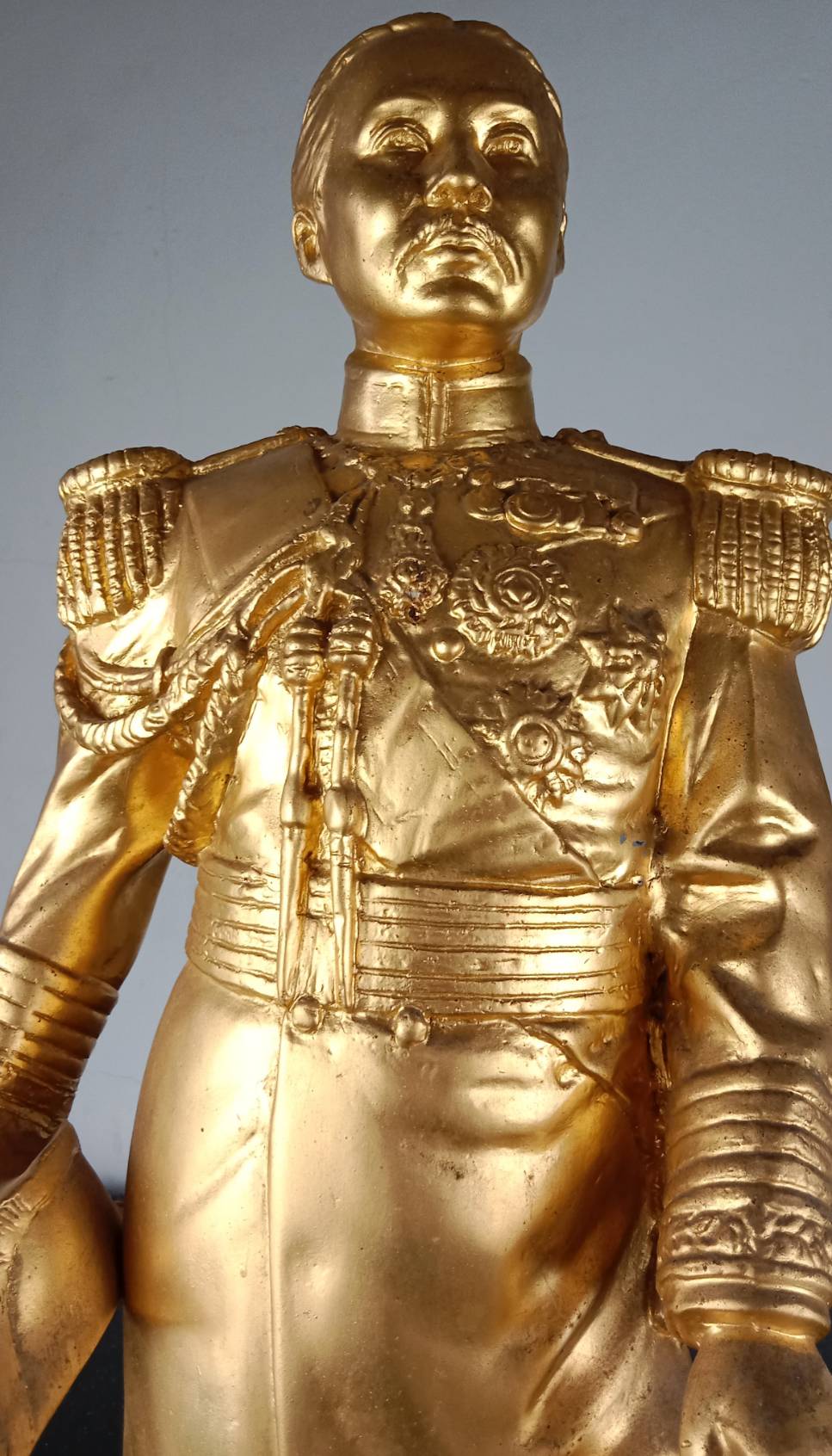 38.พระบรมรูปหล่อในหลวงรัชกาลที่5 พระบาทสมเด็จพระปรมินทรมหาจุฬาลงกรณ์ พระจุลจอมเกล้าเจ้าอยู่หัว ฉลองพระองค์เครื่องแบบจอมทัพเรือเต็มยศ ทรงประทับยืน ฐานกลม