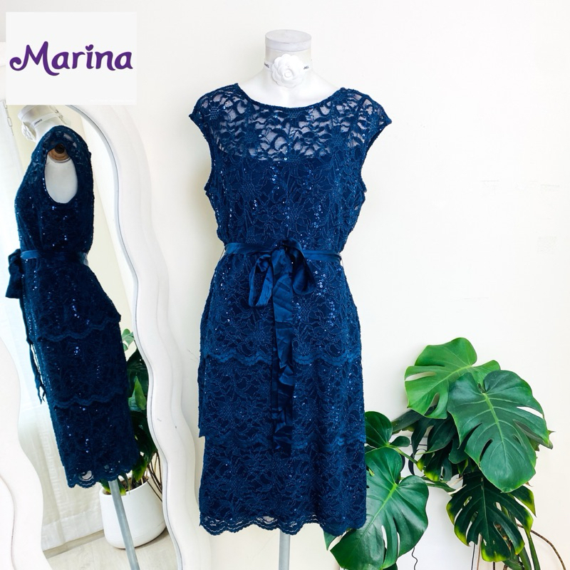 ไซด์ L มือ1 แบรนด์ Marina แท้ 100%🌸เดรส ผูกโบว์เอว ซีทรูช่วงไหล่ งานเกล็ดวิบวับ พรีเมี่ยม สีกรม เดรสลูกไม้ เดรสออกงาน